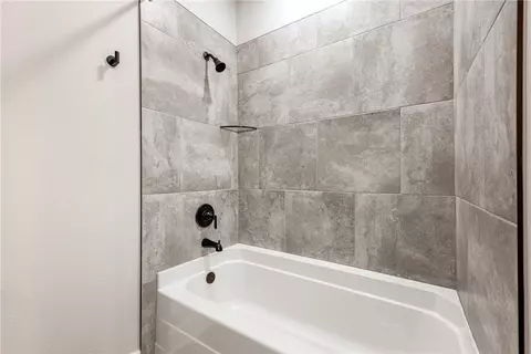 Bath - 911 Red Maple St, Centerton, AR 72719 photo 5 of 5