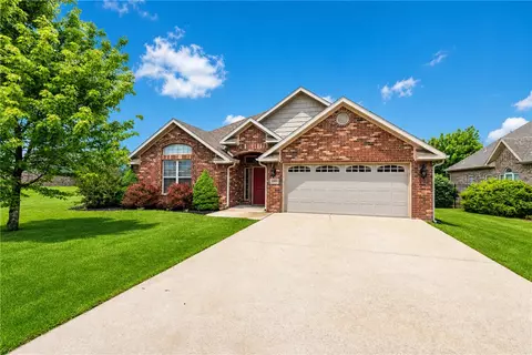 1001 Tarah Knolls Cir, Centerton, AR 72719