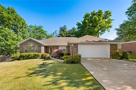 2750 E Londonderry Dr, Fayetteville, AR 72701