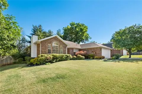 2750 E Londonderry Dr, Fayetteville, AR 72701