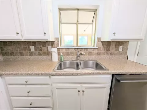 Kitchen - 1861 Shellie Ln, Harrison, AR 72601 photo 2 of 6
