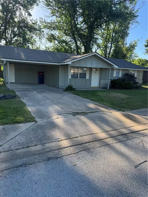 1150 Henegar Dr, Siloam Springs, AR 72761