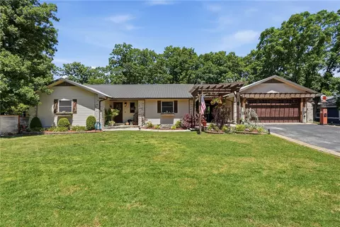 11 Country Club Dr, Holiday Island, AR 72631