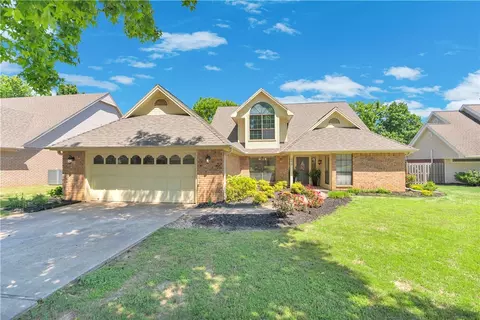 3370 N Southridge Dr, Fayetteville, AR 72703