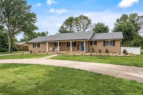 1609 SW 2nd St, Bentonville, AR 72712