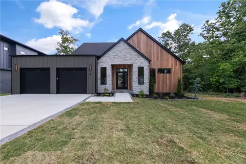 13 Hermitage Ln, Bella Vista, AR 72715