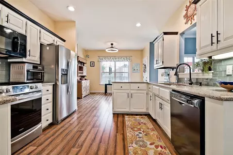Kitchen - 113 Skinner St, Centerton, AR 72719 photo 3 of 3
