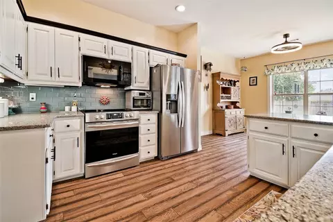 Kitchen - 113 Skinner St, Centerton, AR 72719 photo 2 of 3