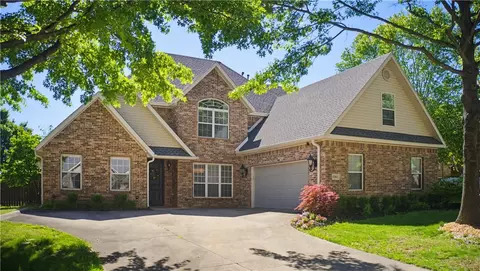 2394 N Water Oak Dr, Fayetteville, AR 72704