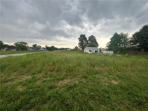 1769 E Kenwood St, Siloam Springs, AR 72761