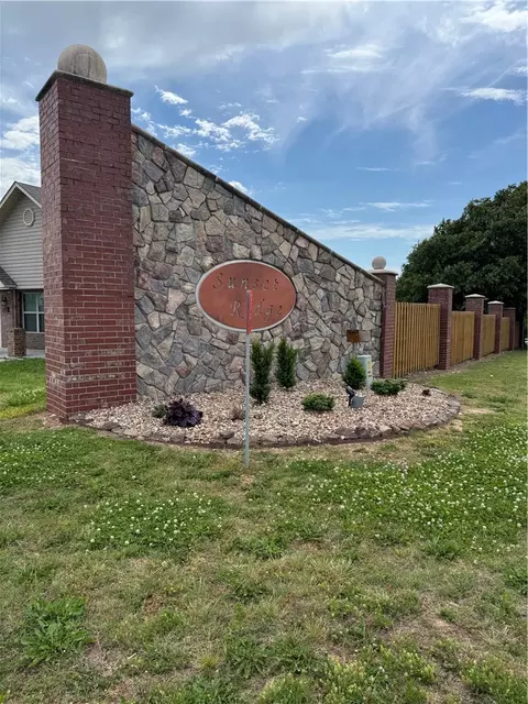 2008 Maple Ct, Gentry, AR 72734