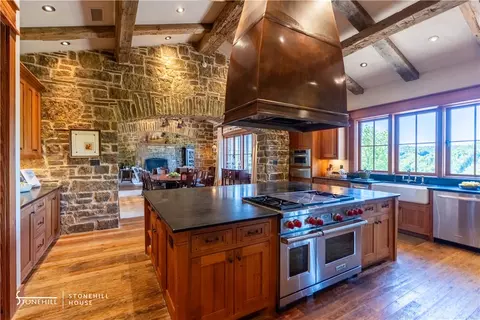 Kitchen - 976 Nc 3010, Jasper, AR 72641 photo 3 of 5
