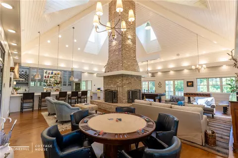 Living - 976 Nc 3010, Jasper, AR 72641 photo 1 of 4