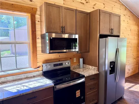 Kitchen - 8030 Norvel Dr, Harrison, AR 72601 photo 3 of 6