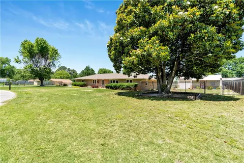114 W Douglas St, Prairie Grove, AR 72753