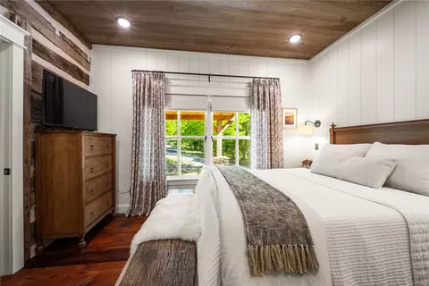 Bedroom - 425 Barnhardt Rd, Timbo, AR 72680 photo 2 of 9