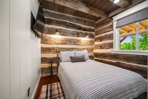Bedroom - 425 Barnhardt Rd, Timbo, AR 72680 photo 4 of 9