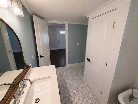 Bath - 21385 Griggs Rd, Springdale, AR 72762 photo 2 of 4