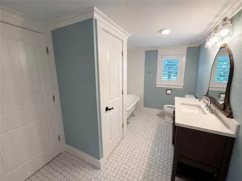 Bath - 21385 Griggs Rd, Springdale, AR 72762 photo 1 of 4