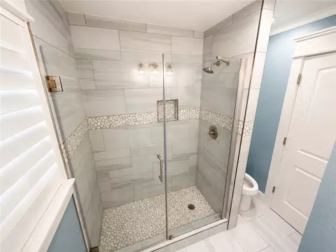 Bath - 21385 Griggs Rd, Springdale, AR 72762 photo 3 of 4