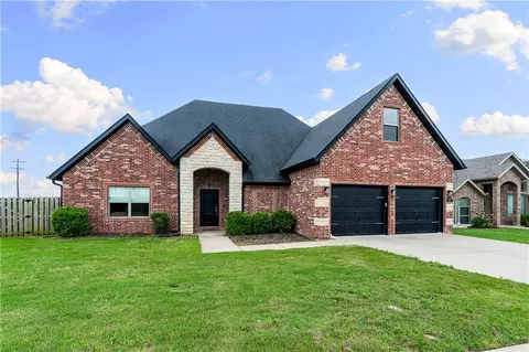 900 Sunset Ln, Centerton, AR 72719