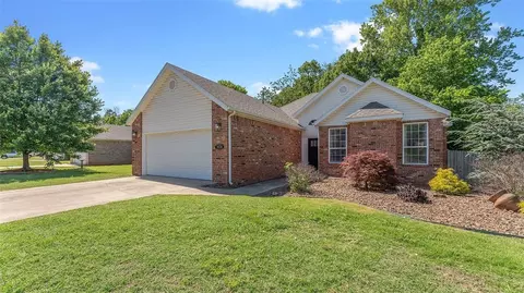 3036 Eaglecrest Cir, Springdale, AR 72762