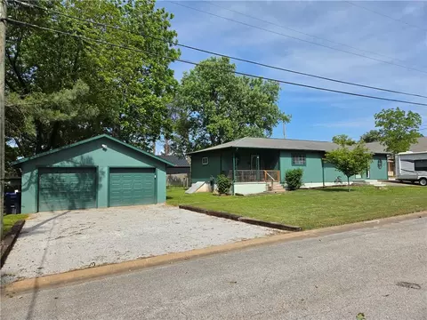 224 N Adams St, Harrison, AR 72601