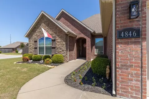 4846 W Wales Dr, Fayetteville, AR 72704