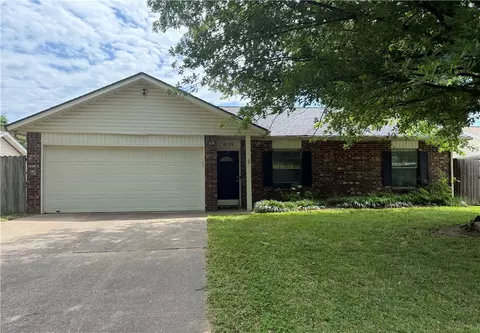 415 Rodric Cir, Siloam Springs, AR 72761
