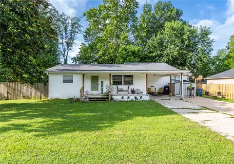 205 SEl Paso St, Gravette, AR 72736