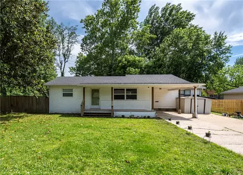 205 SEl Paso St, Gravette, AR 72736
