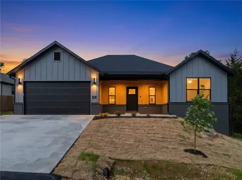 17 Stretford Dr, Bella Vista, AR 72714