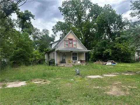 623 N C St, Rogers, AR 72756
