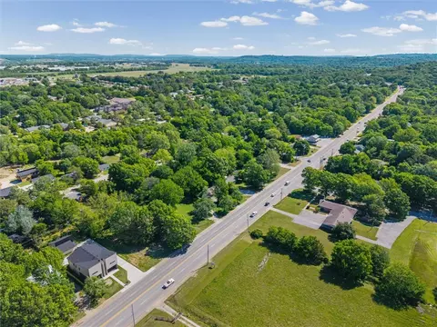 2460 Wedington Dr, Fayetteville, AR 72701