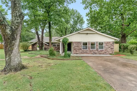 1716 E Rolling Hills Dr, Fayetteville, AR 72703