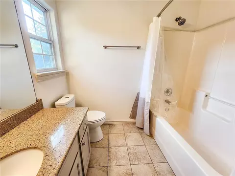 Bath - 711 Applegate Ln, Lincoln, AR 72744 photo 1 of 3