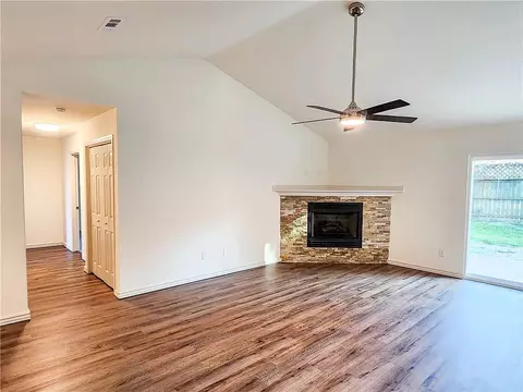 Living - 711 Applegate Ln, Lincoln, AR 72744 photo 1 of 5