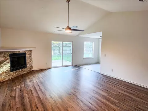 Living - 711 Applegate Ln, Lincoln, AR 72744 photo 3 of 5