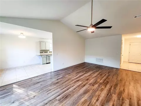 Living - 711 Applegate Ln, Lincoln, AR 72744 photo 4 of 5