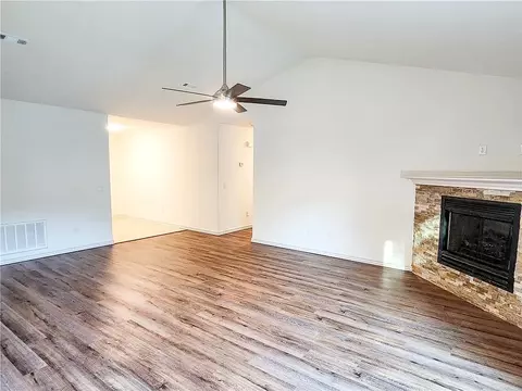 Living - 711 Applegate Ln, Lincoln, AR 72744 photo 2 of 5