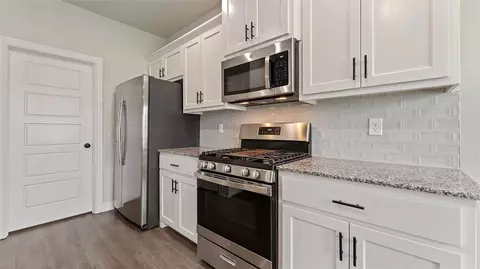 Kitchen - 1020 Pebble Pass, Centerton, AR 72719 photo 3 of 3