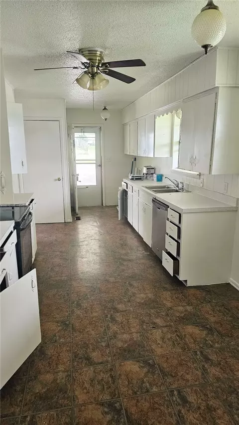 Kitchen - 466 Tennyson Loop, Harrison, AR 72601 photo 1 of 2