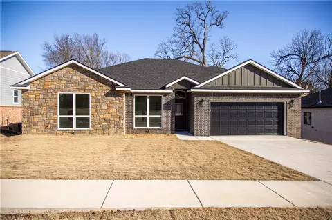 1013 Glass St, Cave Springs, AR 72718