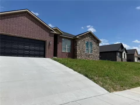 1013 Glass St, Cave Springs, AR 72718