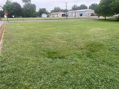 302 Springfield St, Green Forest, AR 72638