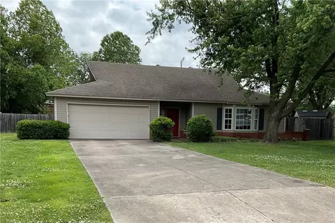 2725 Highland Cir, Rogers, AR 72756