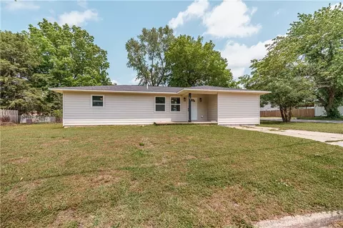 302 6th St, Green Forest, AR 72638