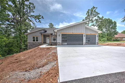 2 Grier Ln, Bella Vista, AR 72715
