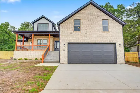 816 W Foothills Dr, Fayetteville, AR 72701