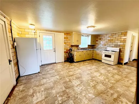 Kitchen - 724 E South Ave, Harrison, AR 72601 photo 1 of 1